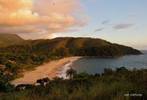 onde fica a praia de pauba